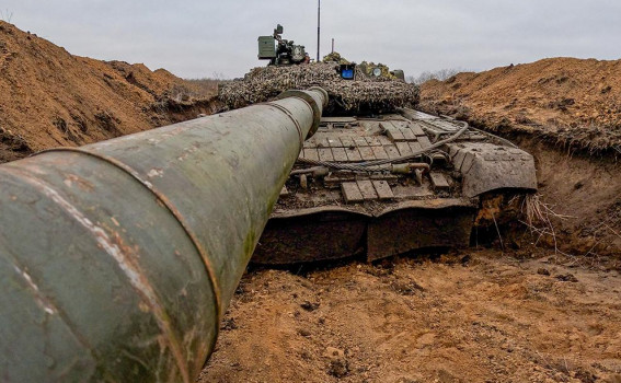 Russian Tank Crew Destroys Ukrainian Strongholds Near Border, Tensions Escalate
