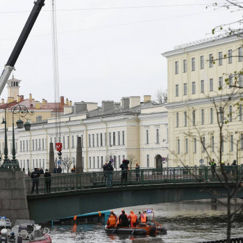 Eyewitnesses recount heroic rescue of passengers from submerged bus in St. Petersburg river